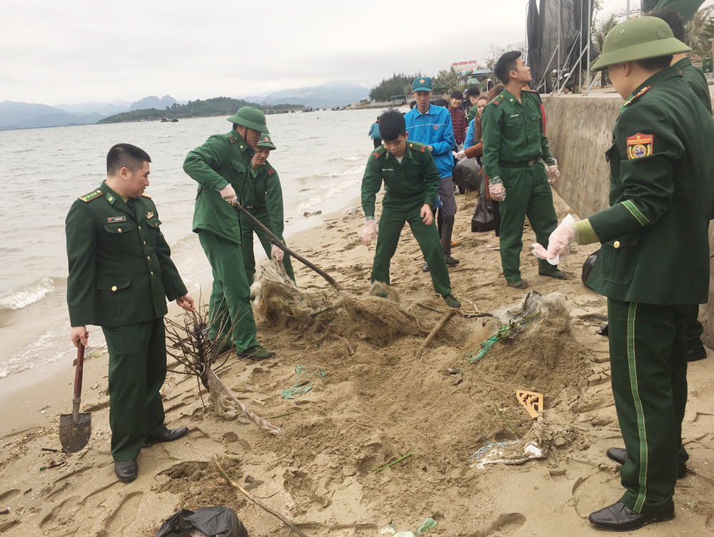 ĐVTN Thành Đoàn Hạ Long và CBCS Đồn Biên phòng cửa khẩu cảng Hòn Gai tham gia dọn vệ sinh bãi biển khu vực phường Bãi Cháy. Ảnh: Nguyễn Dung