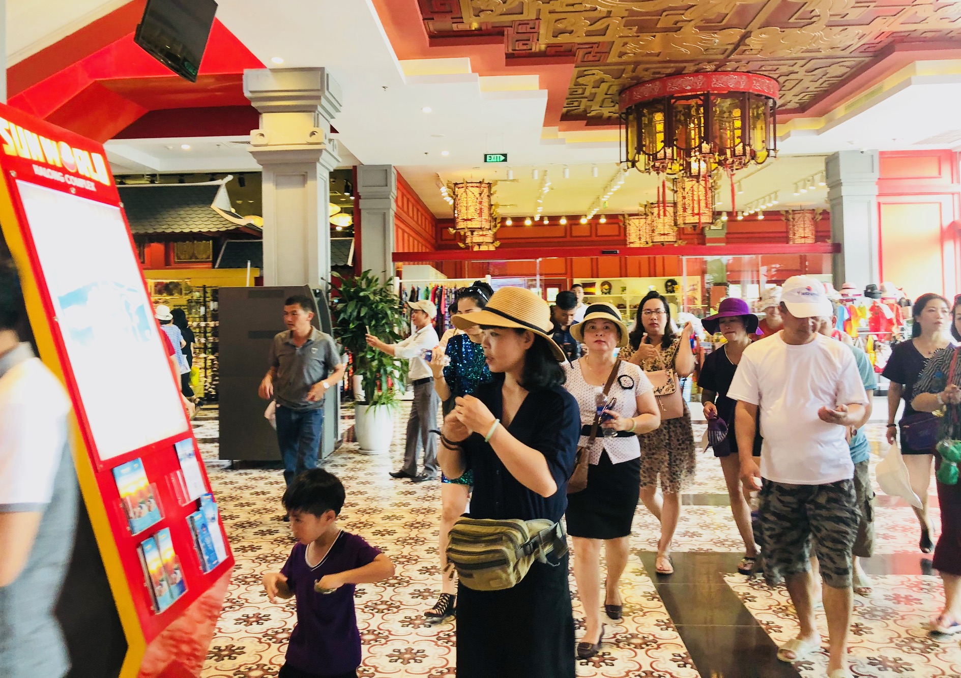 Khách du lịch đến thăm quan Tổ hợp Sun World Halong Complex  dịp đầu năm 2019