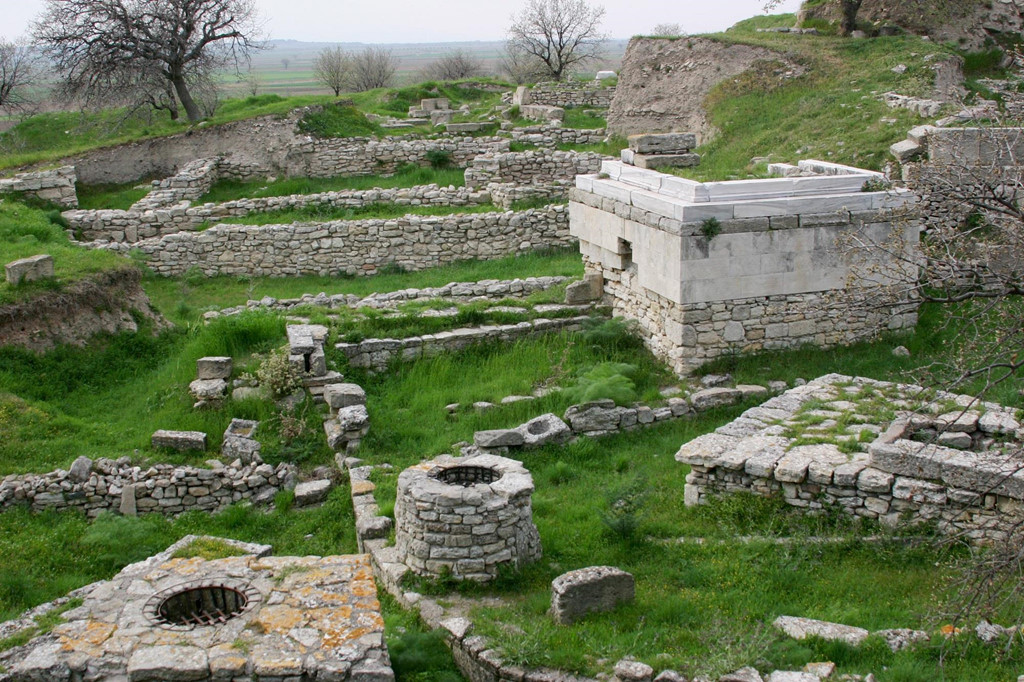  Tuy nhiên, các nhà sử học tin rằng di tích thành Troy nằm ở Hisarlik, Anatolia, thuộc Thổ Nhĩ Kỳ ngày nay. Hisarlik được phát hiện và khai quật vào thế kỷ 19 và được UNESCO công nhận là Di sản Thế giới. Tại đây, du khách có thể khám phá bên trong bức tượng Con ngựa Trojan khổng lồ và tham quan các công trình cổ. Ảnh: Turkeytour.