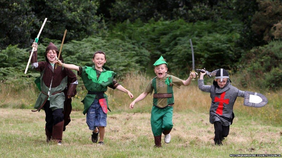  Rừng Sherwood hiện tại nhỏ hơn diện tích thời Trung Cổ nhiều nhưng vẫn có những trải nghiệm thú vị dành cho du khách. Bạn có thể tham dự lễ hội Robin Hood thường niên, ngắm cây sồi 1.000 tuổi hay khám phá hệ động thực vật phong phú nơi đây. Ảnh: BBC.