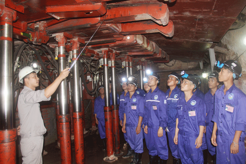 Học sinh nghề khai thác mỏ hầm lò thực tập TNCB tại Phân hiệu Đào tạo Cẩm Phả