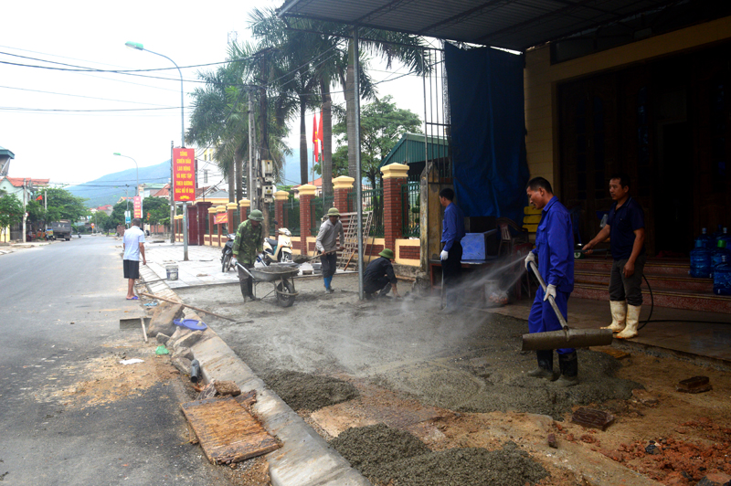 Người dân tham gia hoàn thiện tuyến đường Nghi Tân, phường Tân Mai.