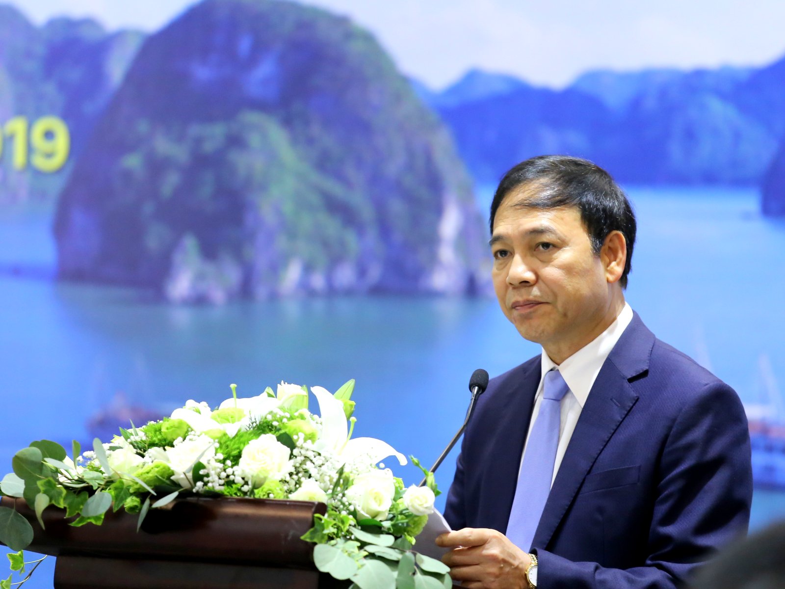广宁省人民委员会常务副主席邓辉后在研讨会上致辞