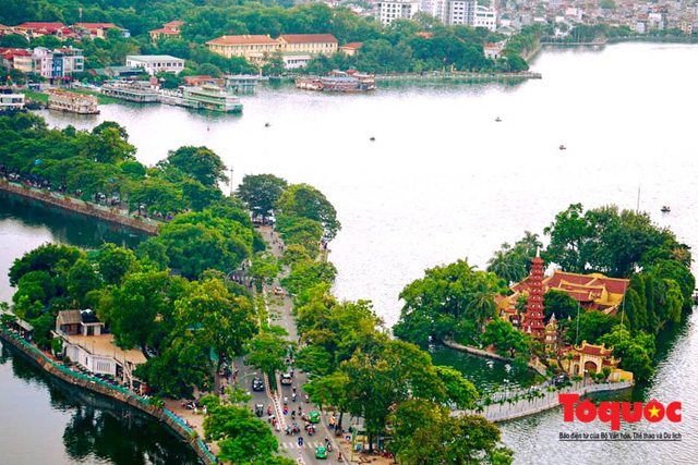 Chùa Trấn Quốc có hơn 1.500 năm tuổi, được xây dựng trên đảo Cá Vàng ở Hồ Tây, Hà Nội.