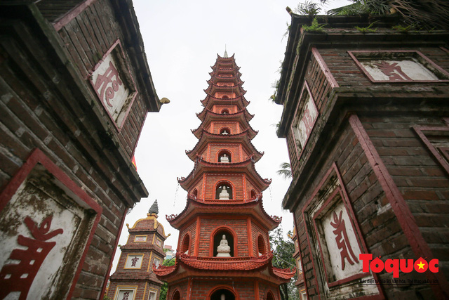 Vườn tháp với nhiều tháp cổ từ thế kỷ 18. Nổi bật là tòa Bảo Tháp lục độ đài sen cao 15m, có 11 tầng, tôn trí 66 pho tượng đức Phật A Di Đà.
