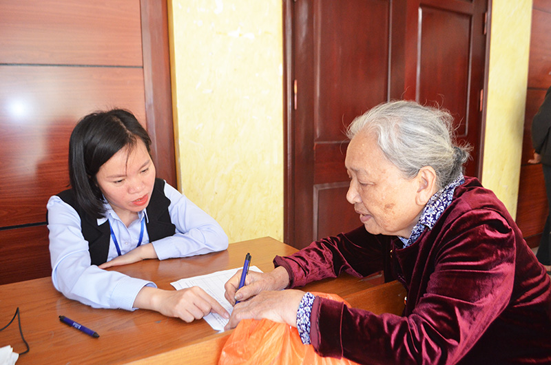 Cán bộ Trung tâm phát triển quỹ đất TP Hạ Long hướng dẫn công dân viết nội dung kiến nghị.