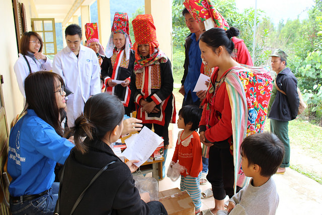 Đội SVTN ĐH tham gia khám chữa bệnh và cấp phát thuốc tại xã Đồng Văn, Bình Liêu trong chương trình Sưởi ấm vùng than