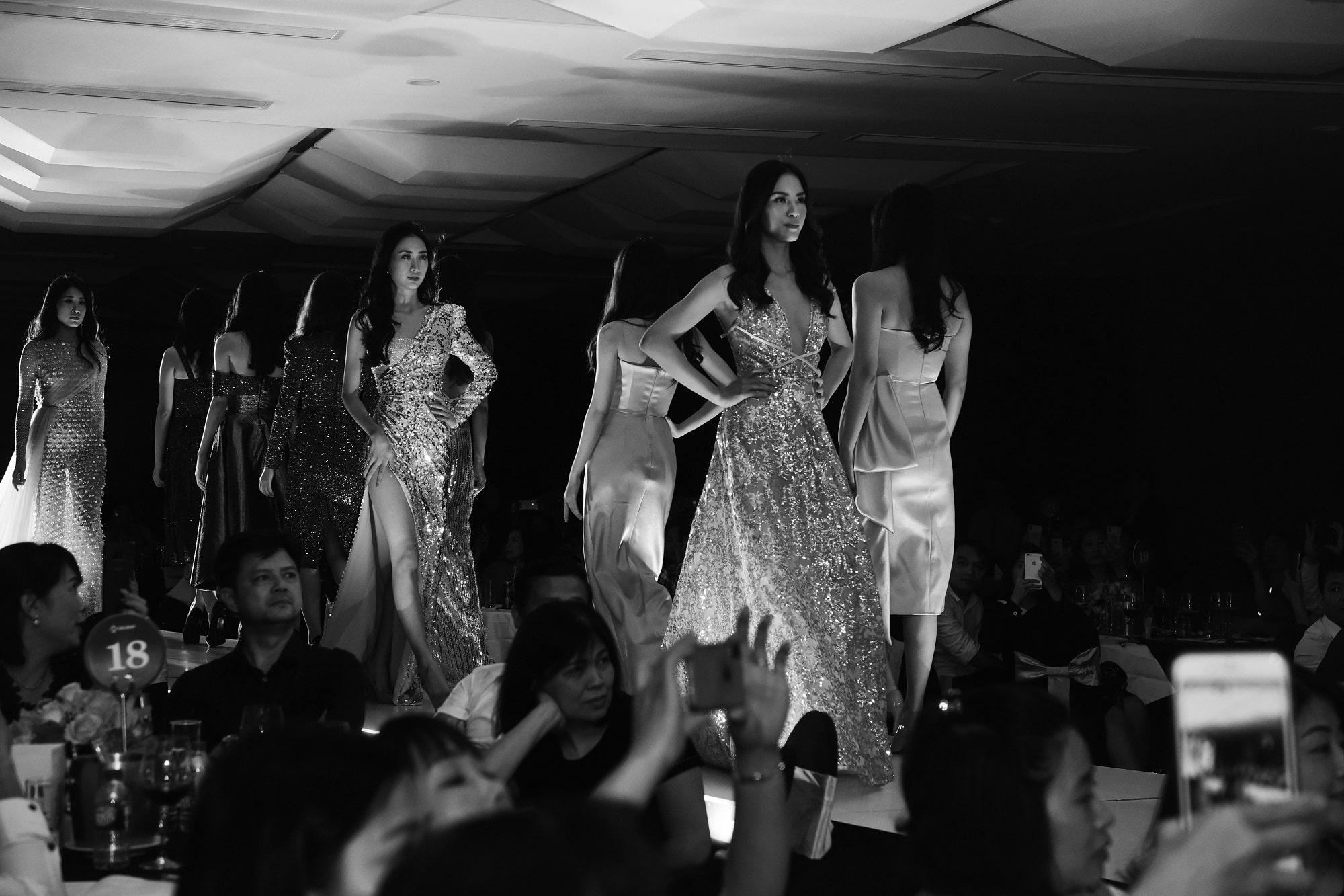 Tiếp nối âm hưởng nghệ thuật phương Tây, NTK tài năng Chung Thanh Phong mang tới bộ sưu tập thời trang đình đám Mademoiselle de Halong, được dành riêng cho Wonder Fashion Show.