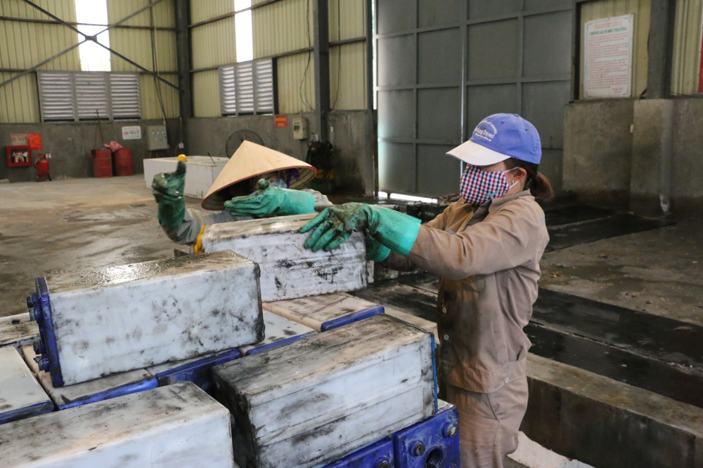 Bình ắc quy được Phân xưởng Xử lý chất thải nguy hại thu gom xử lý lấy chì, cung cấp cho các đơn vị tái chế chì thỏi.