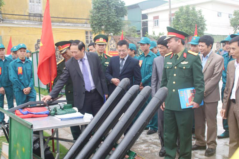 Các đại biểu tham quan mô hình học cụ của các đơn vị lực lượng vũ trang huyện Vân Đồn tại lễ ra quân huấn luyện quân sự năm 2019. Ảnh: Thu Hằng - Đỗ Hiền (Đài TTTH Vân Đồn) 
