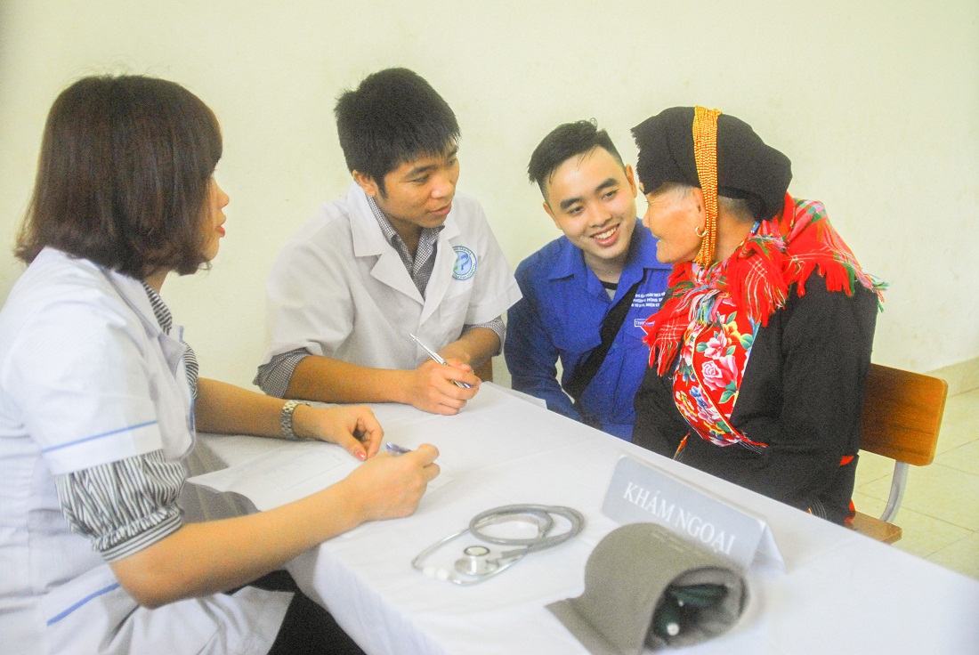 Các bác sĩ trẻ của Bệnh viên Đa khoa Cẩm Phả khám bệnh tình nguyện cho các hộ nghèo tại khu vực Đồng Mỏ - Bến Ván (phường Mông Dương, TP Cẩm Phả).