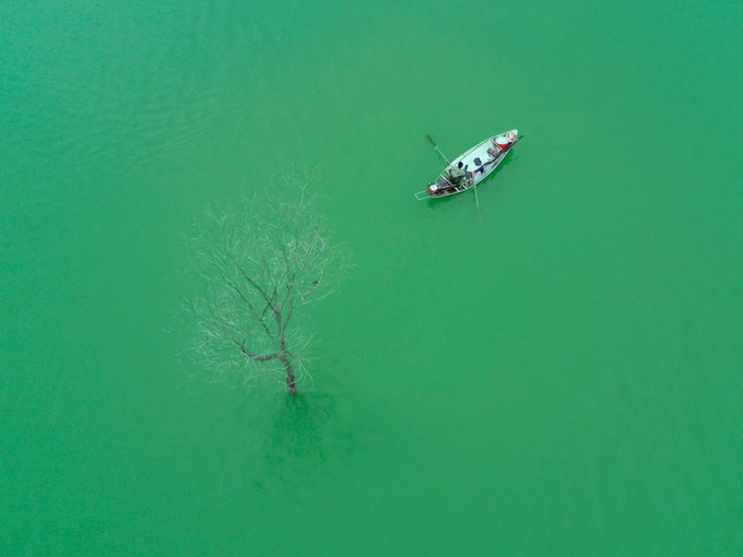 Hồ Đồng Mô vốn là một địa điểm du lịch nổi tiếng của thị xã Sơn Tây, Hà Nội đẹp như tranh thủy mặc. Đến đây, du khách thỏa sức chiêm ngưỡng thiên nhiên, cắm trại trong không gian xanh mát.