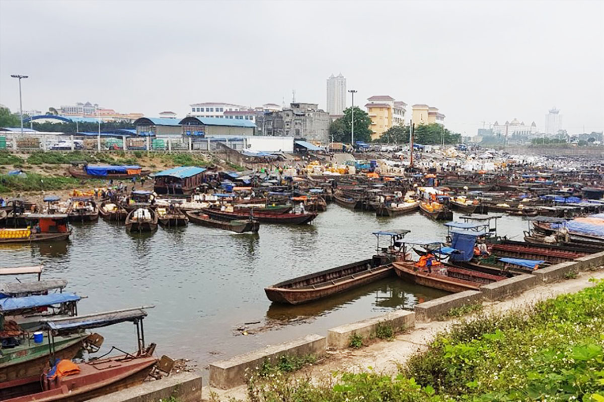 Sông Ka Long (TP Móng Cái) có nhiều phương tiện tàu thuyền làm nghề bốc xốp hàng hóa