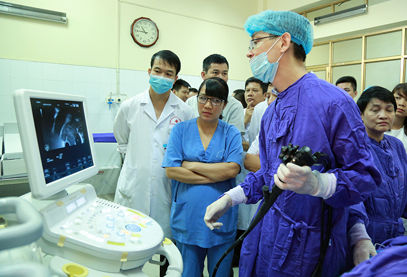 Giáo sư người Singapore thực hiện thị phạm kỹ thuật nội soi siêu âm cho bệnh nhân đang điều trị tại Bệnh viện Đa khoa tỉnh