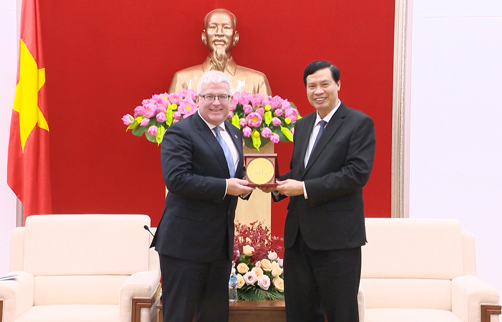 Chủ tịch UBND tỉnh Nguyễn Đức Long tặng quà lưu niệm Đại sứ