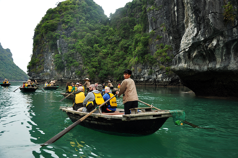 Thăm làng chài Vung Viêng, du khách được đi thuyền nan, cảm nhận không gian kỳ vĩ, tĩnh lặng, thơ mộng của non nước Hạ Long.