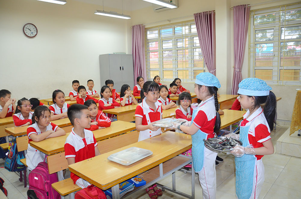 Giờ ăn trưa của học sinh lớp 3A2, Trường Tiểu học Trần Hưng Đạo, TP Hạ Long.