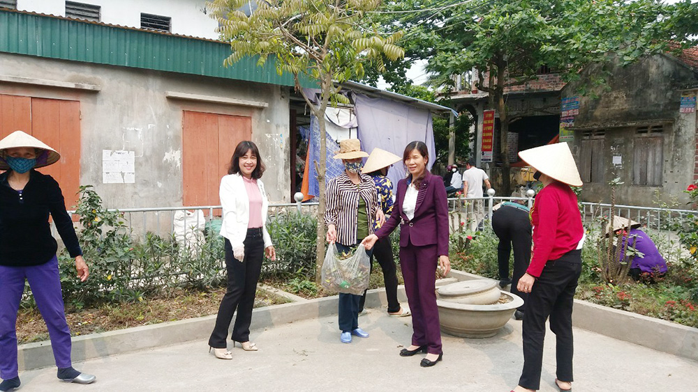 Lãnh đạo Hội phụ nữ TX Quảng Yên tham gia dọn vệ sinh môi trường với người dân xã Liên Vị