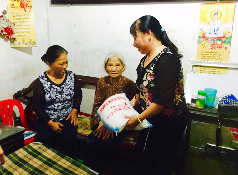 Bà Hoàng Thị Vinh tặng quà cho các gia đình chính sách nhân Ngày Thương binh - Liệt sĩ 27/7. 
