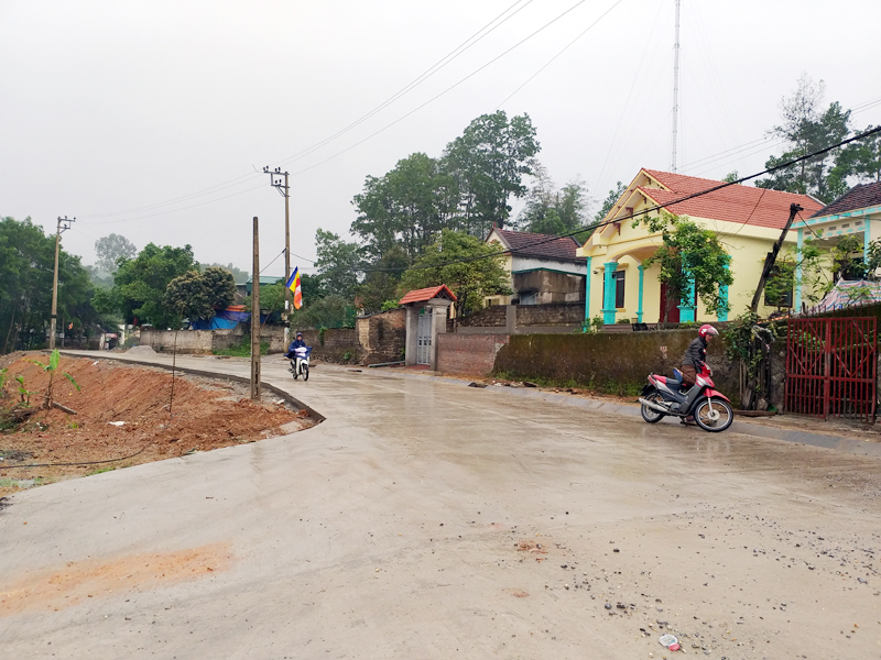 Tuyến đường tỉnh lộ 326 đến lối rẽ chùa Vân Phong (khu 9, thị trấn Trới) mới được đưa vào sử dụng.