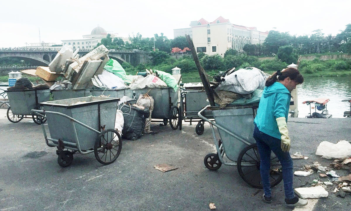 Năm 2018, BQL Cửa khẩu quốc tế Móng Cái thực hiện vớt trên 400m3 rác thải các loại trên sông Ka Long.