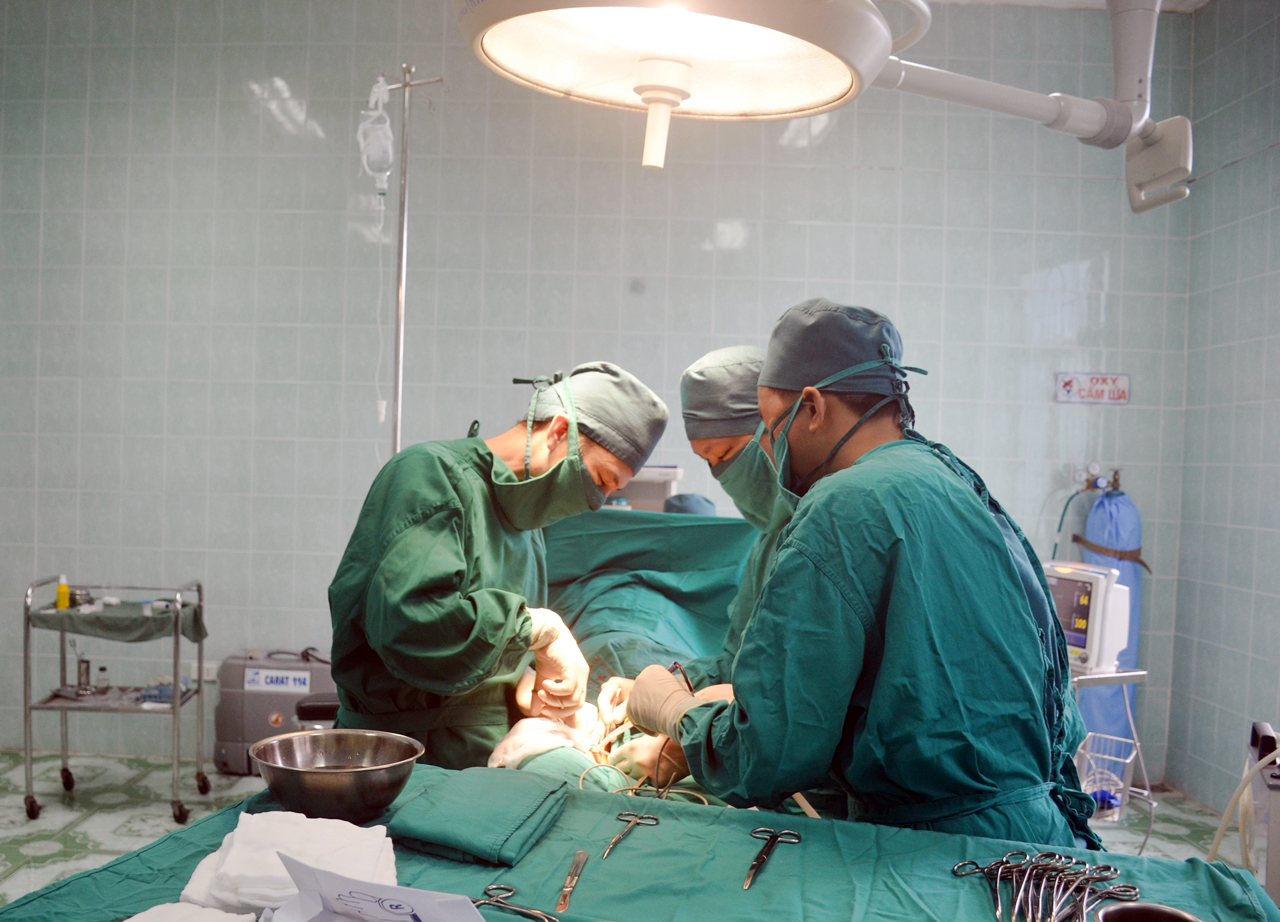 Các bác sĩ Trung tâm Y tế huyện Ba Chẽ thực hiện một ca phẫu thuật cho bệnh nhân.