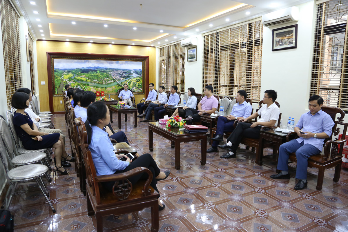 Mỗi buổi sáng lãnh đạo huyện Tiên Yên đều trao đổi nhanh công việc trong ngày để triển khai cho sát thực tế 