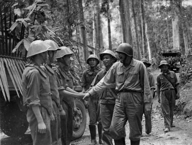 Tư lệnh Đồng Sỹ Nguyên thăm cán bộ, chiến sỹ Tiểu đoàn vận tải 101 thuộc Tiểu đoàn 3 trong một chiến dịch vận chuyển, mùa khô năm 1970-1971. (Ảnh tư liệu)