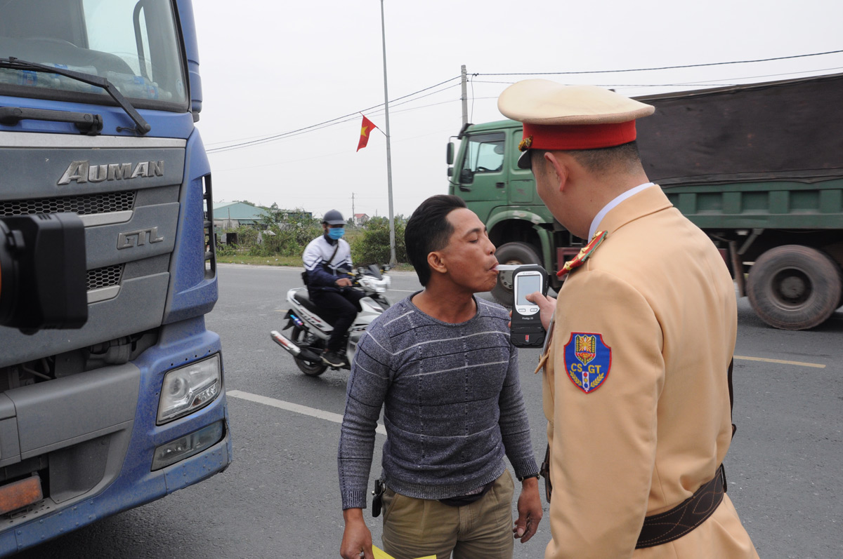 Cán bộ CSGT Đội số 1 kiểm tra nồng độ cồn người điều khiển phương tiện trên QL18 đoạn đi qua địa bàn TP Uông Bí 