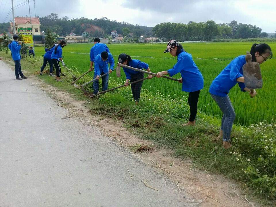 Đoàn thanh niên thôn 3, xã Sông Khoai,TX Quảng Yên tham gia xây dựng NTM kiểu mẫu
