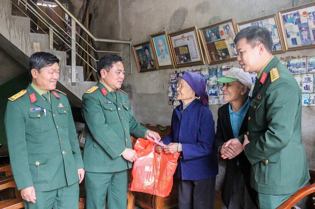 Ban CHQS huyện Bình Liêu thăm hỏi, tặng quà cho mẹ Việt Nam anh hùng Hoành Thị Sinh (xã Vô Ngại) nhân dịp Tết Nguyên Đán 2019.