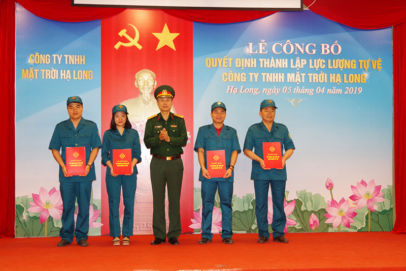 Đại tá Vũ Văn Nhương, Phó Tham mưu trưởng Bộ CHQS tỉnh, trao quyết định về nhân sự cán bộ Ban CHQS Công ty.