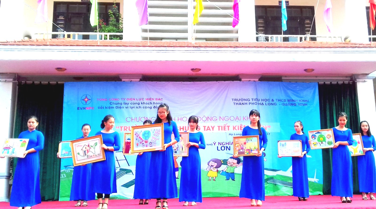 Giáo viên trường TH&THCS Minh Khai, thực hiện tuyên truyền cho học sinh trong toàn trường biết tiết kiệm nguồn năng lượng bằng những thông điệp hữu ích.