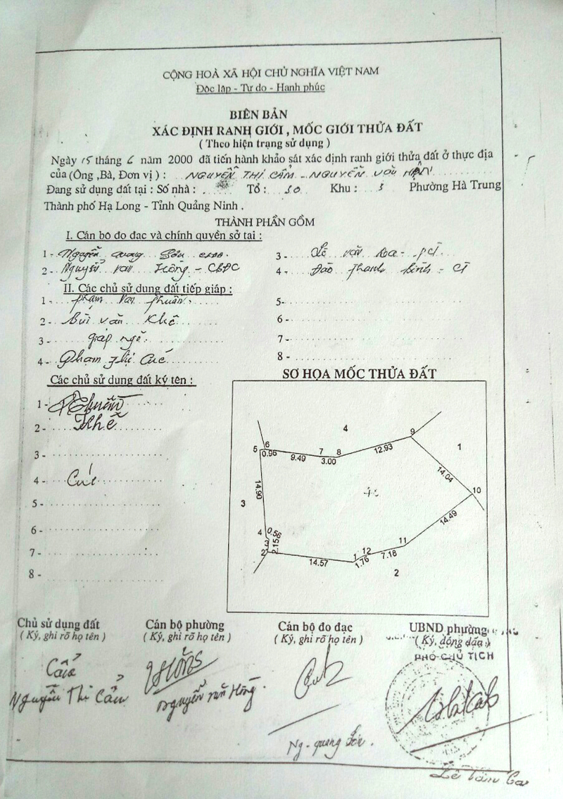 Biên bản xác định ranh giới, mốc giới thửa đất cho gia đình bà Nguyễn Thị Cẩm lập ngày 15/6/2000 theo ông Khê là không chính xác khi đo cả phần ngõ đi vào diện tích này