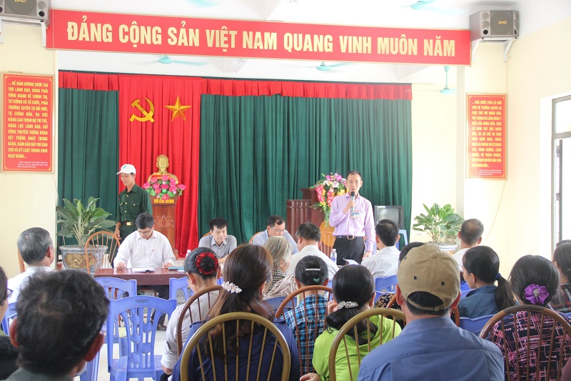 Cán bộ các cơ ban ngành TX Quảng Yên xuống tuyên truyền cho nhân dân tại xã Sông Khoai ( TX Quảng Yên).