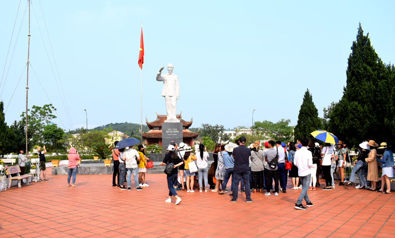 Đại diện các đoàn lữ hành dâng hương tại Khu di tích Hồ Chí Minh