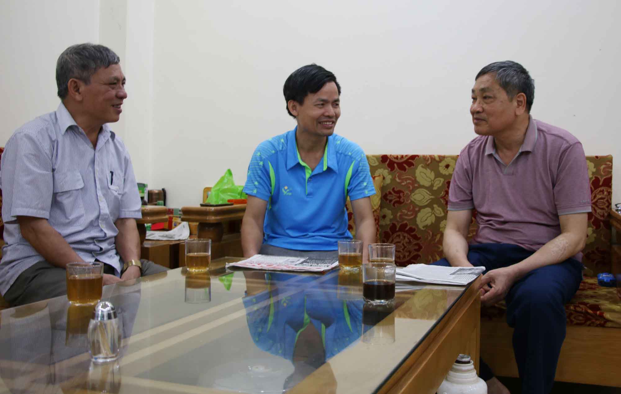 Ông Nguyễn Ngọc (bên phải) trò chuyện, nắm bắt tình hình dân cư khu phố.