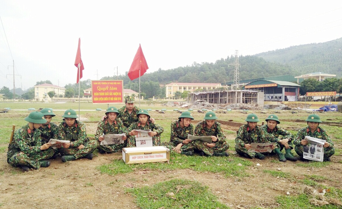 Cán bộ chiến sĩ Đại đội 1, Tiểu đoàn huấn luyện CSM (Bộ CHQS tỉnh) đọc báo trong giờ nghỉ giải lao.  