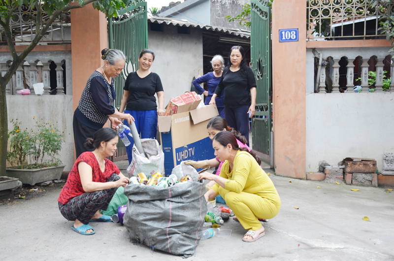 Hội viên phụ nữ khu I, phường Hà Trung, TP Hạ Long, cùng nhau phân loại phế liệu. (Ảnh: Hoàng Quý).