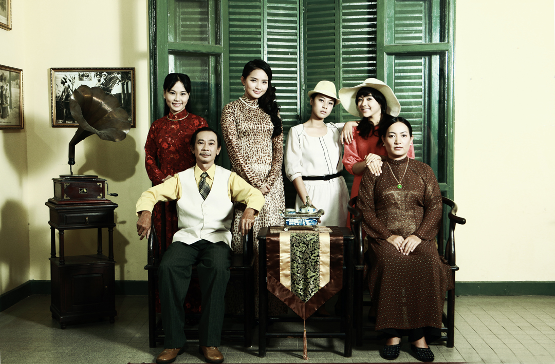 Từ trái qua: Hoàng Thy (vai Hương), Phan Như Thảo (vai Hồng), Lê Chi Na (vai Hoa) và Phương Khánh (vai Quá) là bốn chị em gái tình duyên lận đận trong phim Đò dọc