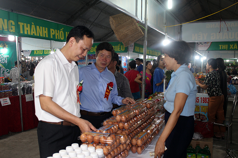 Các đồng chí lãnh đạo Ban xây dựng NTM tỉnh, UBND thị xã Quảng Yên tham quan gian hàng tại Hội chợ