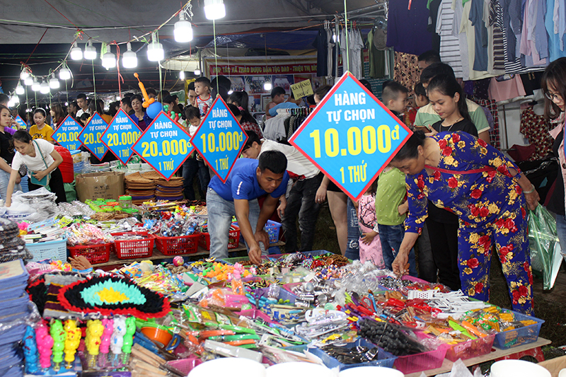 Đông đảo người dân TX Quảng Yên hào hứng tham gia mua sắm ngay tại buổi khai mạc