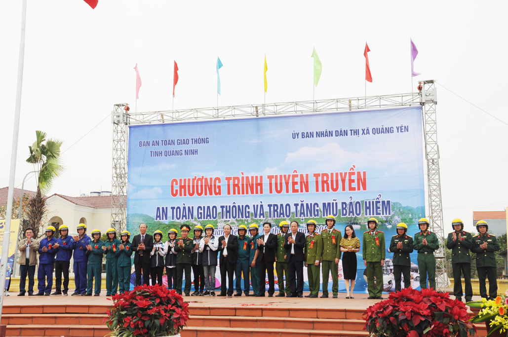 Ban ATGT tỉnh tặng MBH và tuyên truyền Luật giao thông cho người dân trên địa bàn TX Quảng Yên