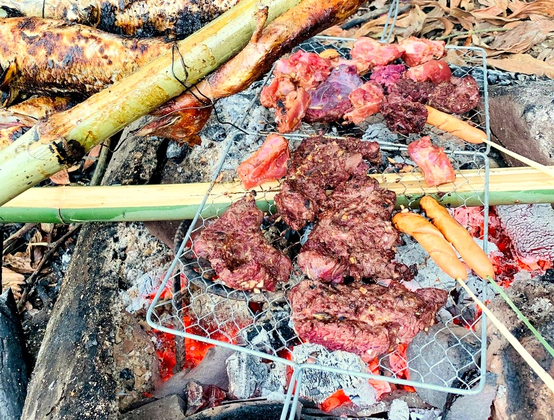 Thịt trâu tươi Dương Huy nướng than củi là một trong những cách chế biến khiến thực khách có thể cảm nhận trọn vẹn vị đậm đà, ngon ngọt của thịt trâu tươi 