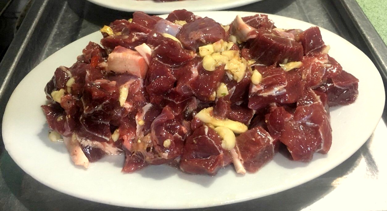 Thịt trâu tươi Dương Huy khi được chế biến tẩm ướp để làm món lẩu thường được thái to, dày. Từng miếng thịt đổ thẫm và săn chắc với độ đàn hồi chỉ có ở cơ của loài trâu chăn thả tự nhiên.