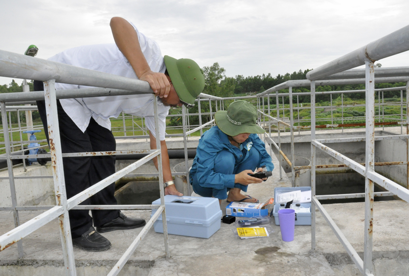 Kiểm tra các chỉ số an toàn về nước tại nhà máy nước tập trung nông thôn ở xã Hiệp Hoà, TX Quảng Yên.