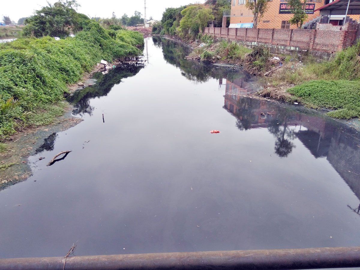 Kênh nước thải với dòng nước đen bốc mùi hôi thối trong lòng thành phố Móng Cái.