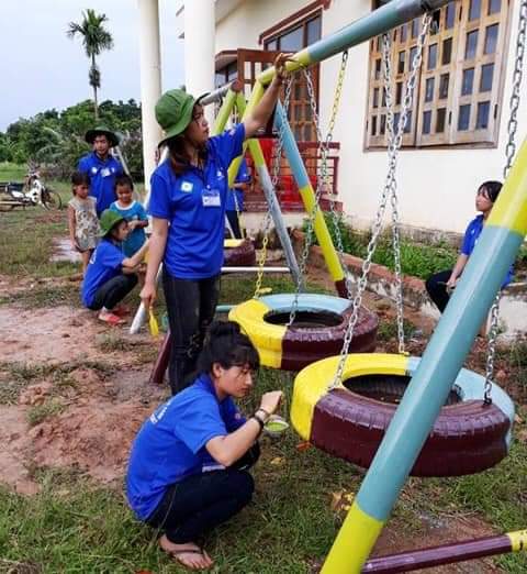 Đoàn viên thanh niên huyện Hải Hà sáng tạo đồ chơi thiếu nhi  từ vật liệu tái chế  làm công trình sân chơi miễn phí cho thiếu nhu tại tuyến phố đi bộ trên địa bàn. Ảnh: Đoàn thanh niên huyện Hải Hà cung cấp