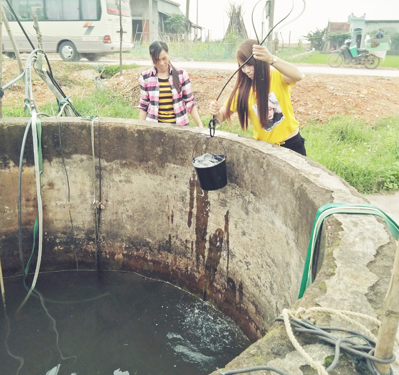 Nước được bơm từ hồ Hạ lên ruộng thẩm thấu vào giếng để nhân dân sử dụng.