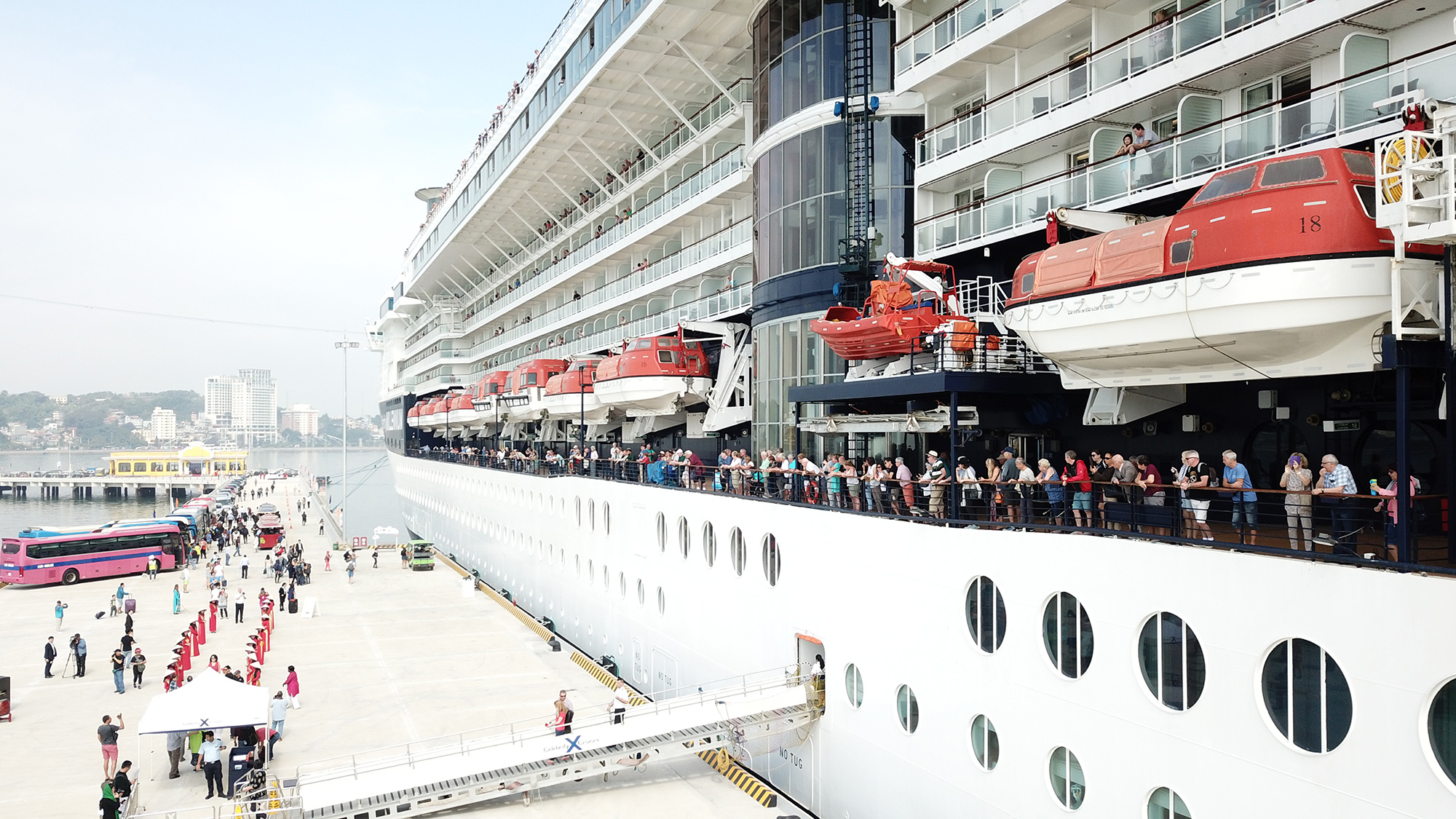 Khách du lịch đến Hạ Long thông qua Cảng tàu khách quốc tế.